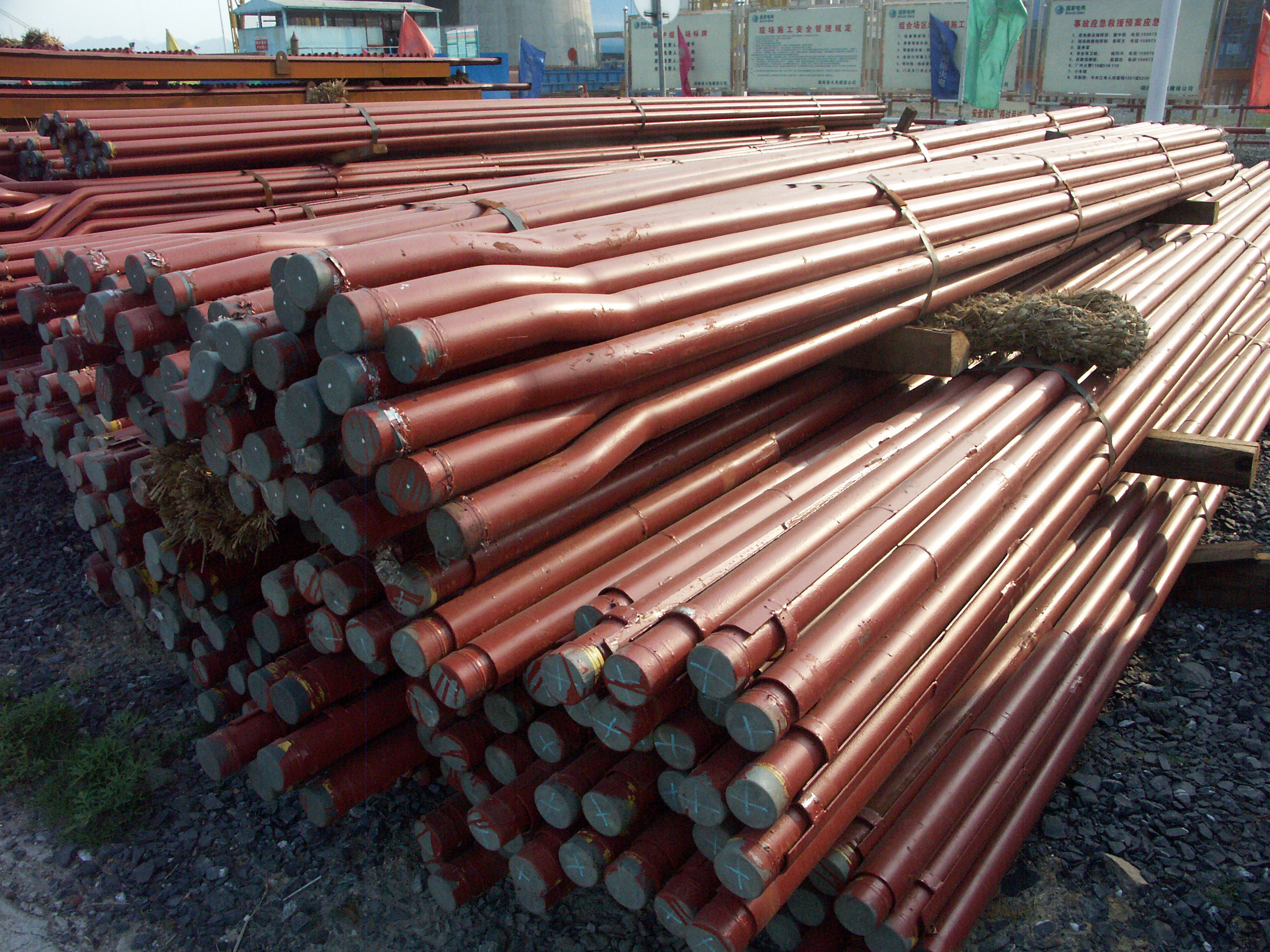 水冷壁管排|管與鰭片焊接成型。管徑：Φ60×5mm，材質(zhì)：20G GB5310-85。鰭片尺寸45×6mm，材質(zhì)：Q235-AF。長(zhǎng)度：4米。每組50根管，51根鰭片。