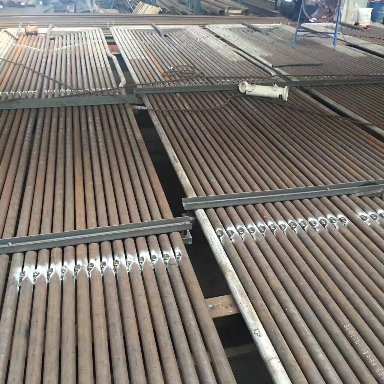 水冷壁前墻管屏\15CrMoG、Φ28.6×5.6mm（內螺紋） L=6000mm管屏節(jié)距2×46mm