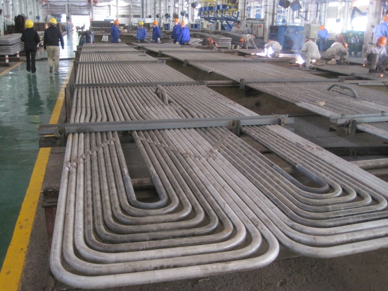 螺旋水冷壁管屏12米長(zhǎng)（6根一組，帶鰭片）內(nèi)螺紋管 6根一組，帶鰭片整體焊接，管屏長(zhǎng)12米，管道規(guī)格φ38.1×7.5 管道材質(zhì)15CrMoG