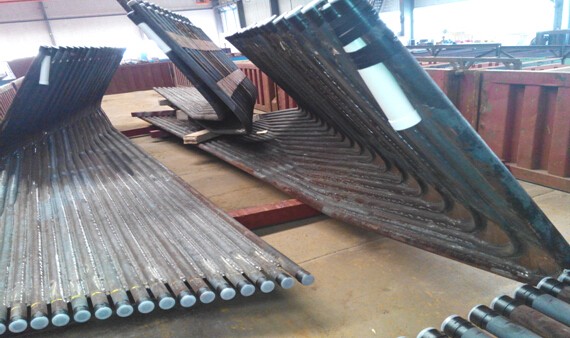 膜式水冷壁管排|材質(zhì)：SA-210C規(guī)格：63.5×7.5 4根一排，鱗片寬度12.7mm厚度6mm管排總長度12米，內(nèi)螺紋8個頭） 管材需正偏差，帶500米密封