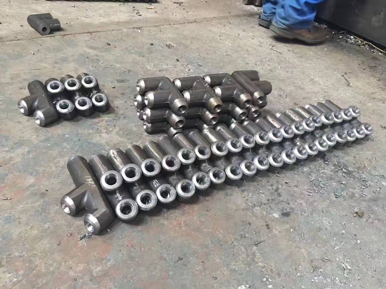 Φ63.5×8 （SA-210C)管壁厚度均勻，材質(zhì)符合要求，管壁厚度不超8.1mm，兩管中心距89mm，，鰭片厚度6mm，管長(zhǎng)度6M,每排6根管束，管口鰭片據(jù)管口留50mm的距離便于焊接