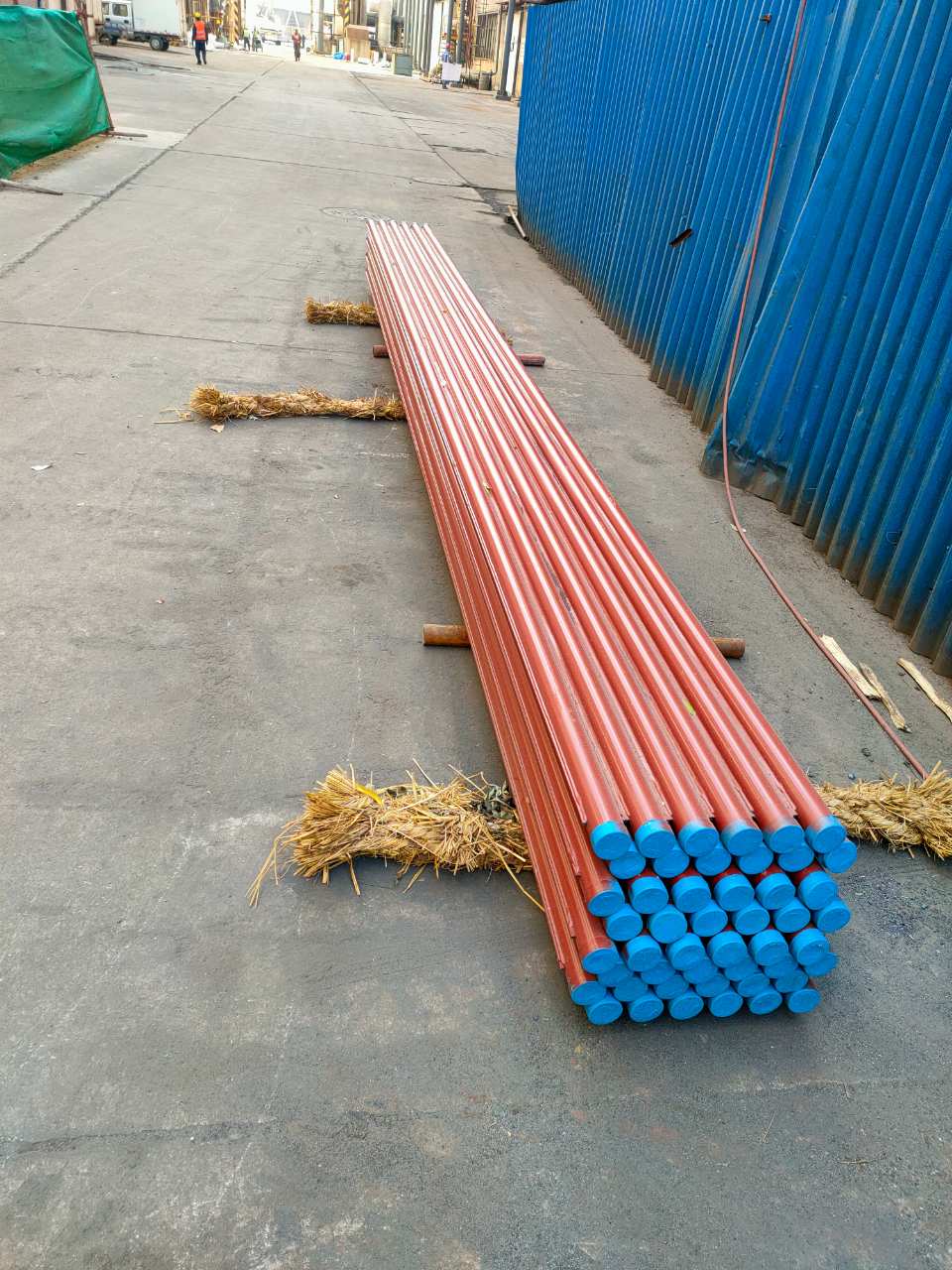 Φ63.5×8 （SA-210C)管壁厚度均勻，材質(zhì)符合要求，管壁厚度不超8.1mm，兩管中心距89mm，，鰭片厚度6mm，管長(zhǎng)度6M,每排6根管束，管口鰭片據(jù)管口留50mm的距離便于焊接