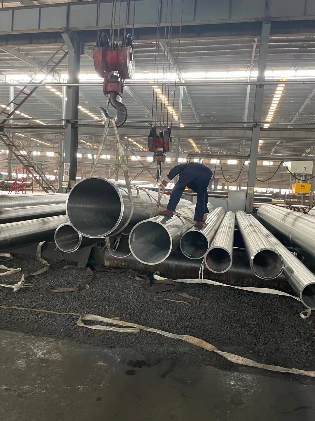 乙烯裝置超高壓蒸汽管道設(shè)計(jì)溫度545℃，設(shè)計(jì)壓力13.5MPa，設(shè)計(jì)選用A335-P91鋼，規(guī)格Φ168.3×14.27~Φ609.6×46.02