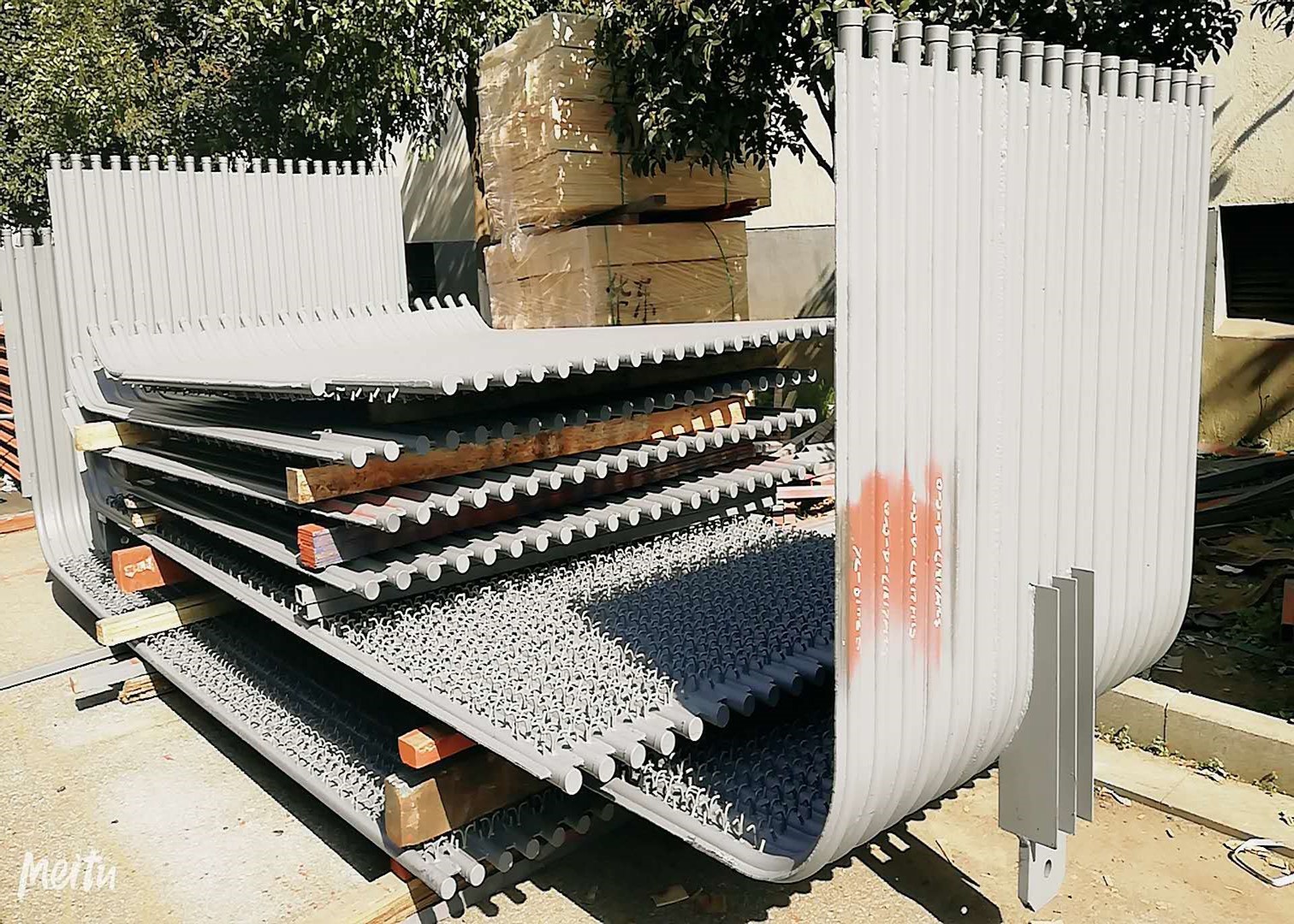 屏寬：50.8×10=508mm；長：6000mm;S=50.8mm。螺旋水冷壁管盤繞管圈，傾角為19.471°，管子規(guī)格Φ38.1×7.5。螺旋管屏膜式扁鋼厚δ=6.4，采用雙面坡口焊接型式。