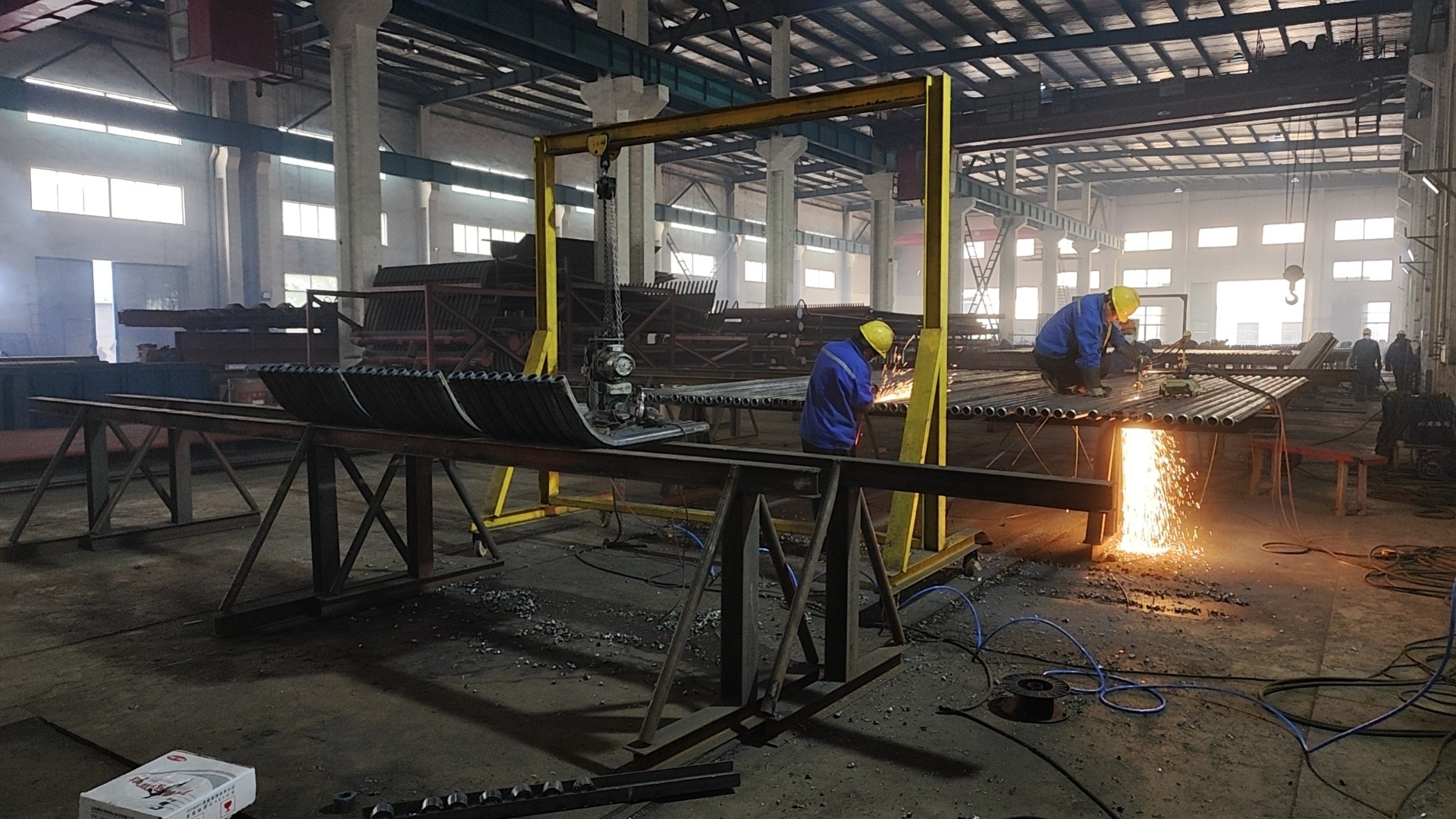 鰭片管排\φ38×7 15CrMoG\國產(chǎn)|管排長度為6米，每件管排由10根管子組成，管子中心距為54mm，鰭片厚度為6.4mm